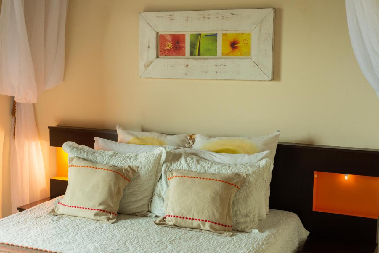 Olhos Verdes Guest House Бомбиняс Екстериор снимка